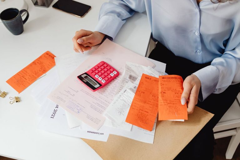 Featured image for Monthly Budget Checklist for Beginners: 11 Steps to Take Control of Your Money in One Afternoon - focus on monthly budget checklist for beginners